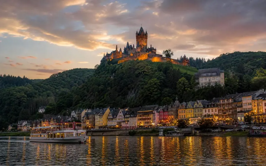 Cochem aan de Moezel bij avondlicht, met het volledige kasteel en de rivier in beeld